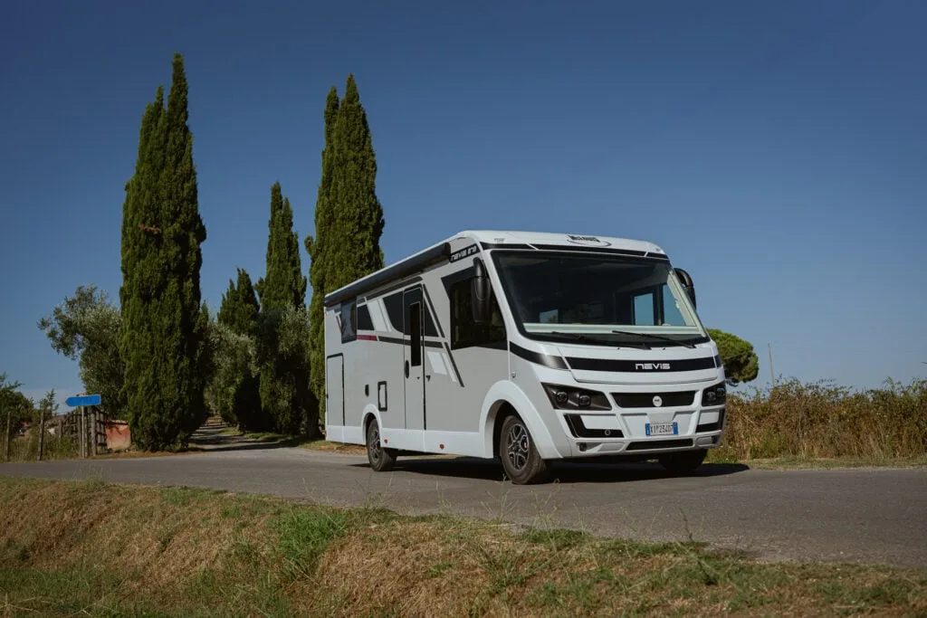McLouis Nevis Series 800 na drodze wśród cyprysów